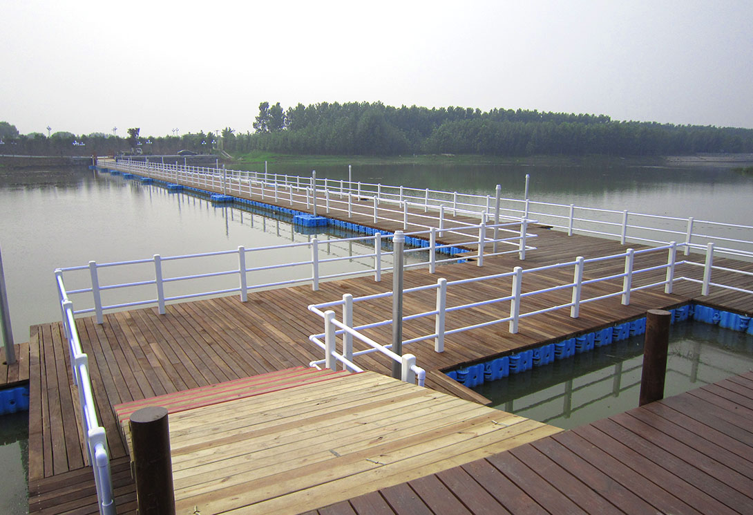 山東微山湖濕地公園水上高爾夫電瓶車浮橋
