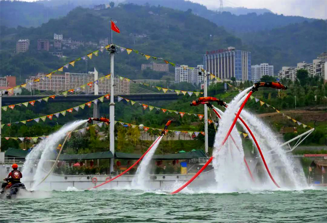 云南綏江縣金沙江水上漂浮大型綜合游樂園
