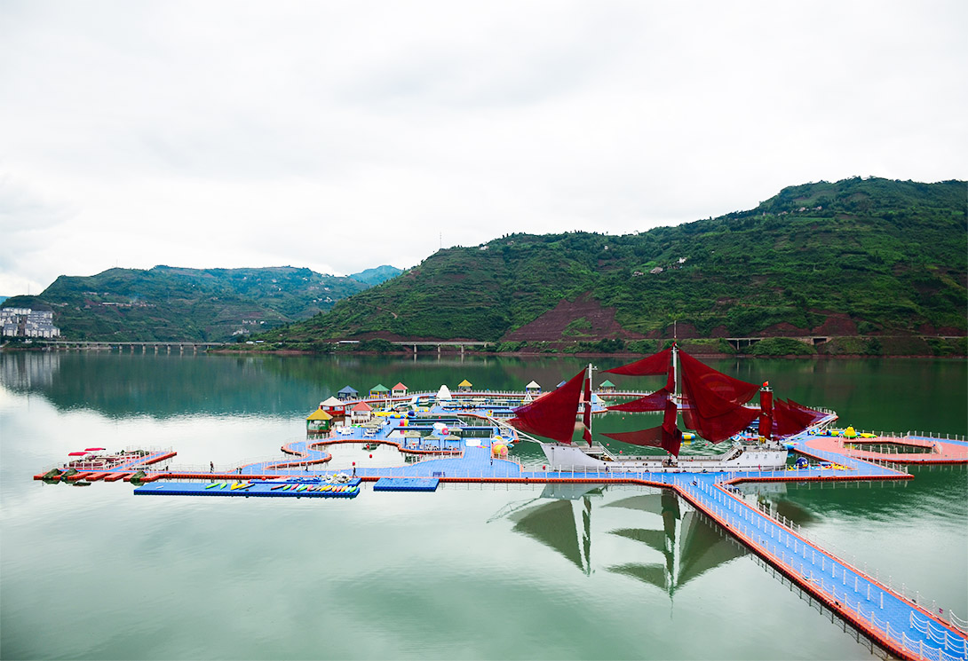 云南綏江縣金沙江水上漂浮大型綜合游樂園