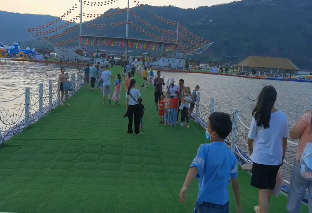 云南綏江縣金沙江水上漂浮大型綜合游樂園