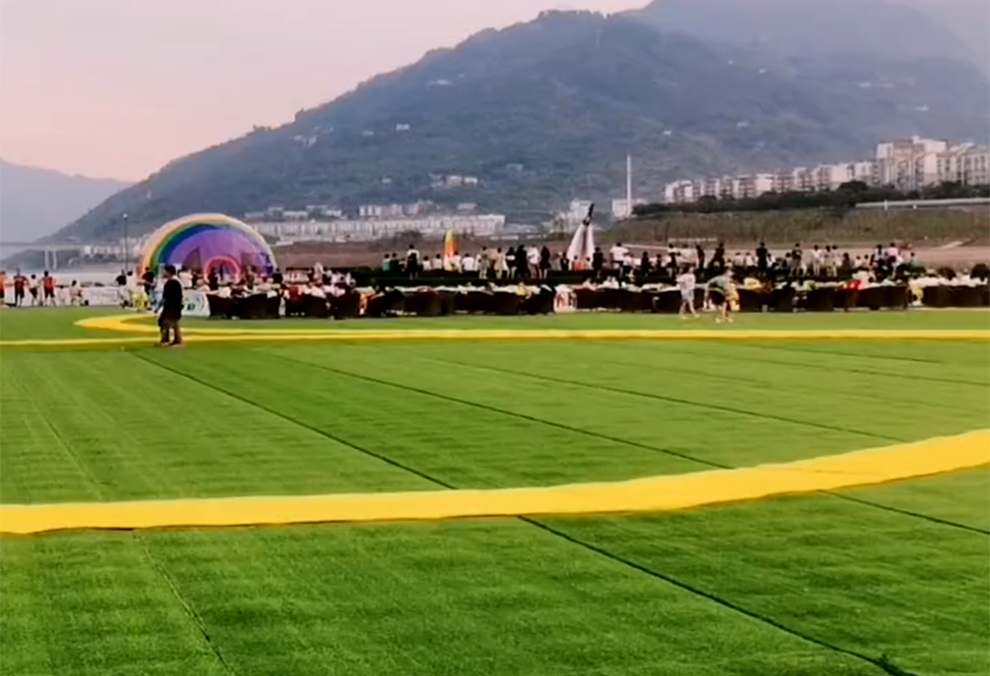 云南綏江縣金沙江水上漂浮大型綜合游樂園