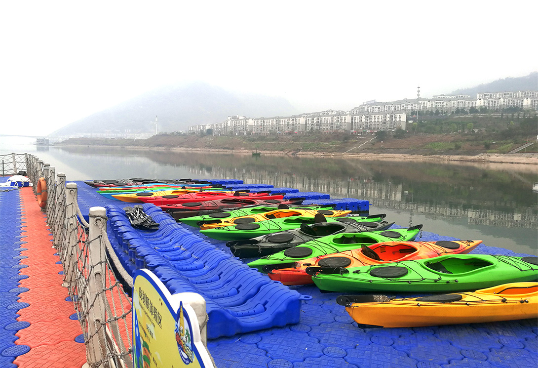 云南綏江縣金沙江水上漂浮大型綜合游樂園