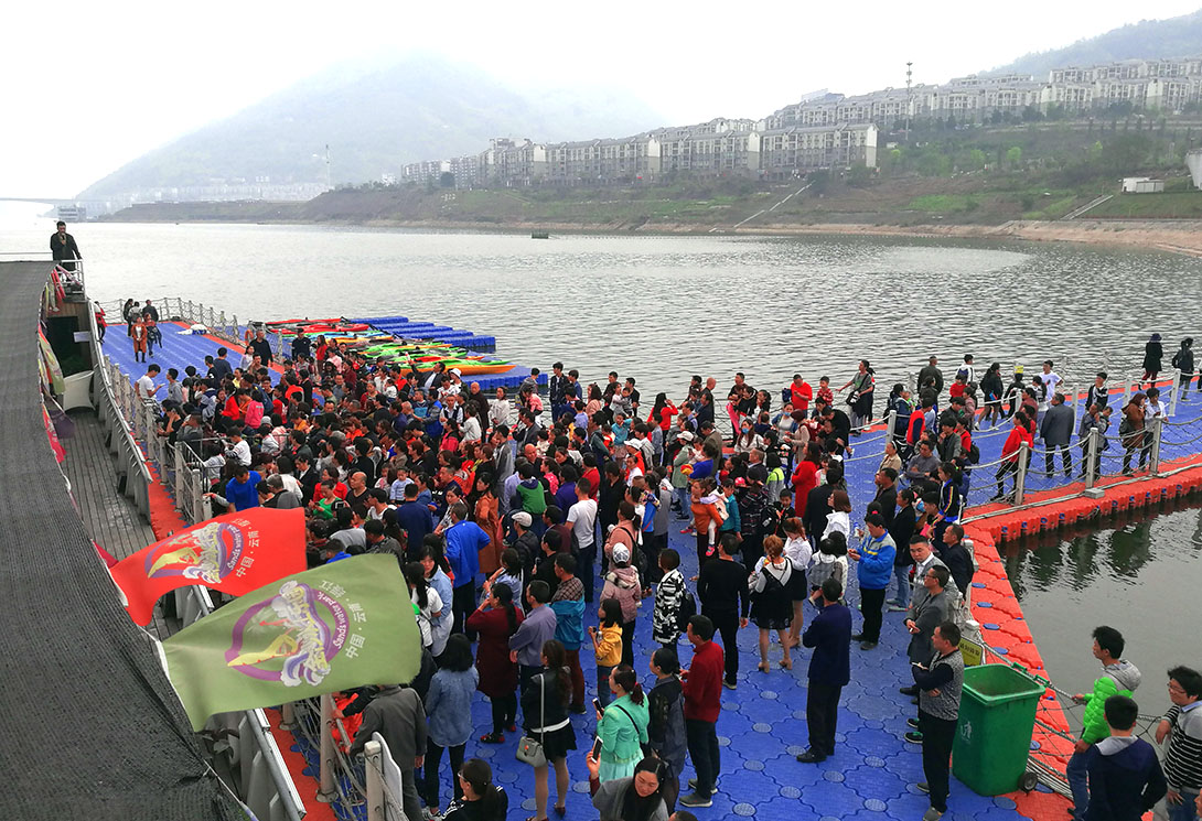 云南綏江縣金沙江水上漂浮大型綜合游樂園