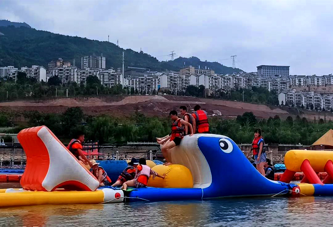 云南綏江縣金沙江水上漂浮大型綜合游樂園