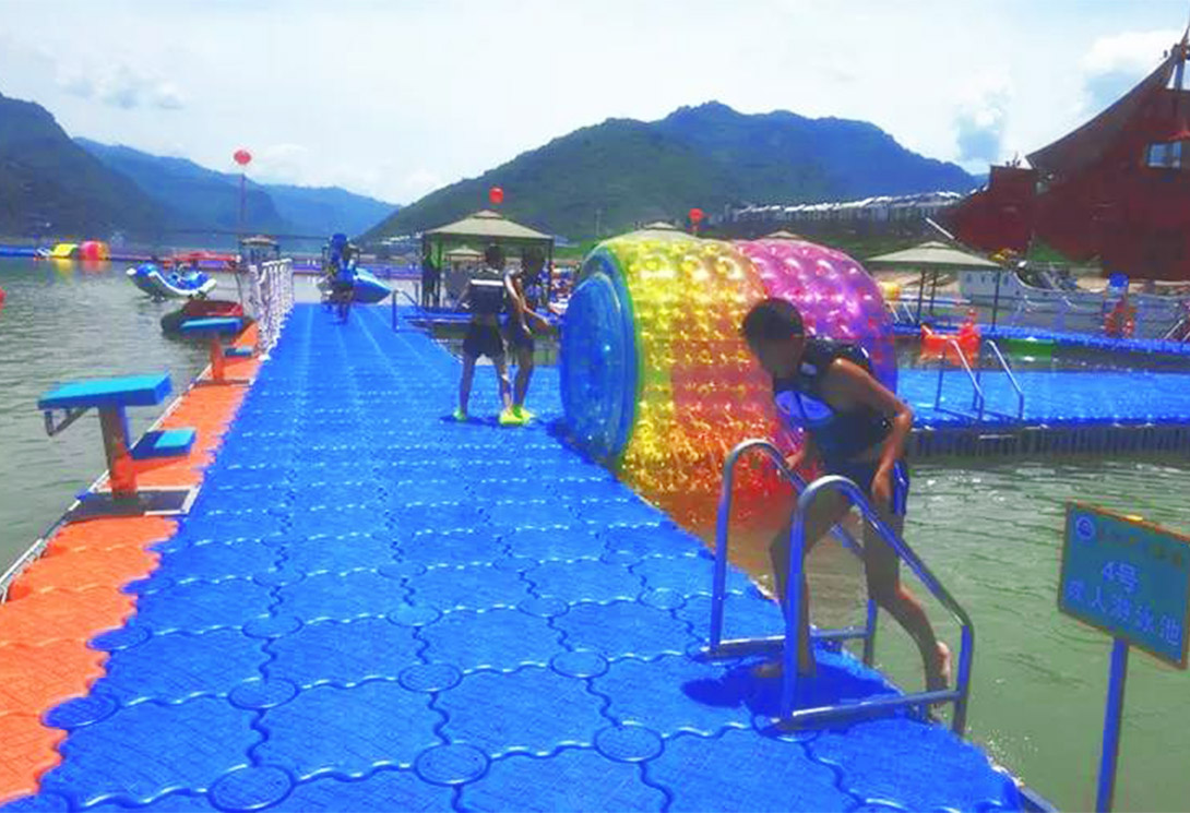 云南綏江縣金沙江水上漂浮大型綜合游樂園
