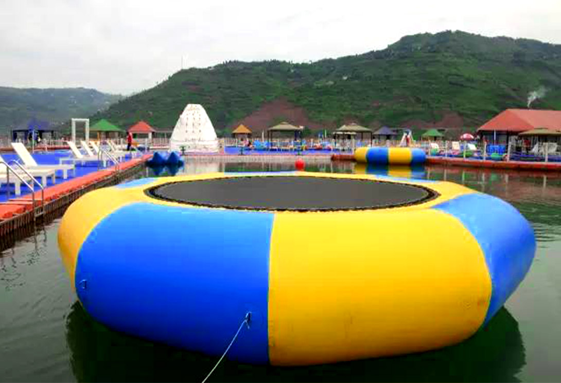 云南綏江縣金沙江水上漂浮大型綜合游樂園