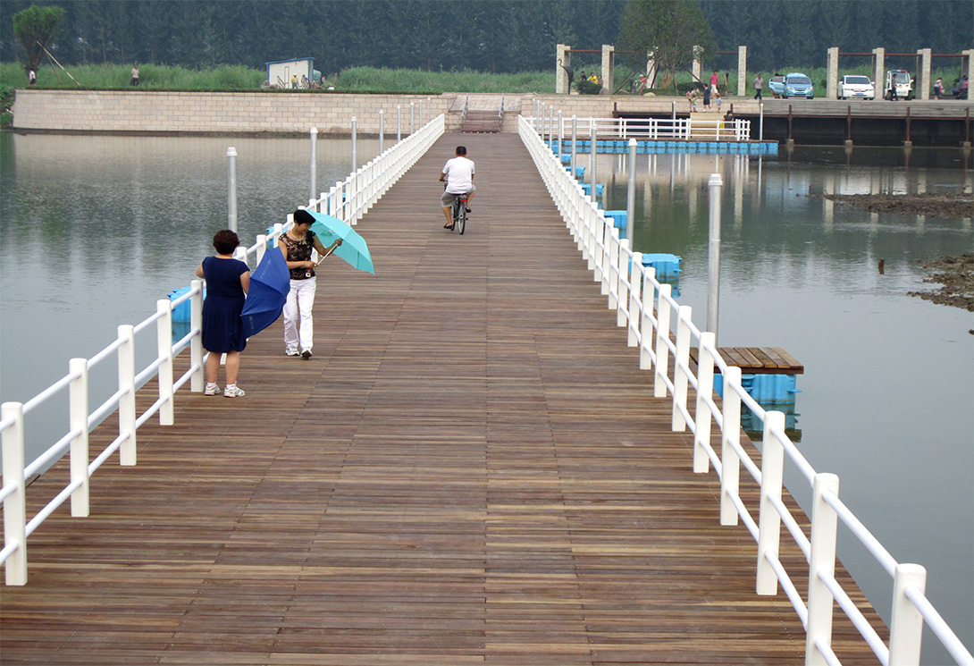 山東微山湖濕地公園水上高爾夫電瓶車浮橋
