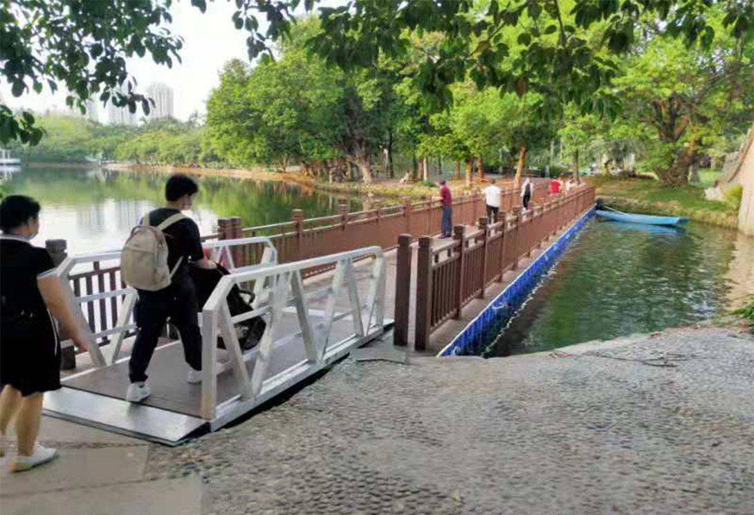 深圳荔枝公園水上浮橋