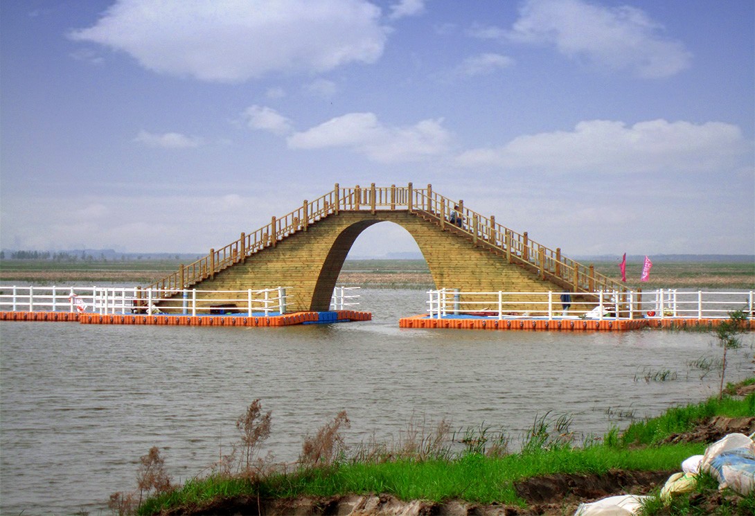全國首例哈爾濱6米高水上漂浮拱橋