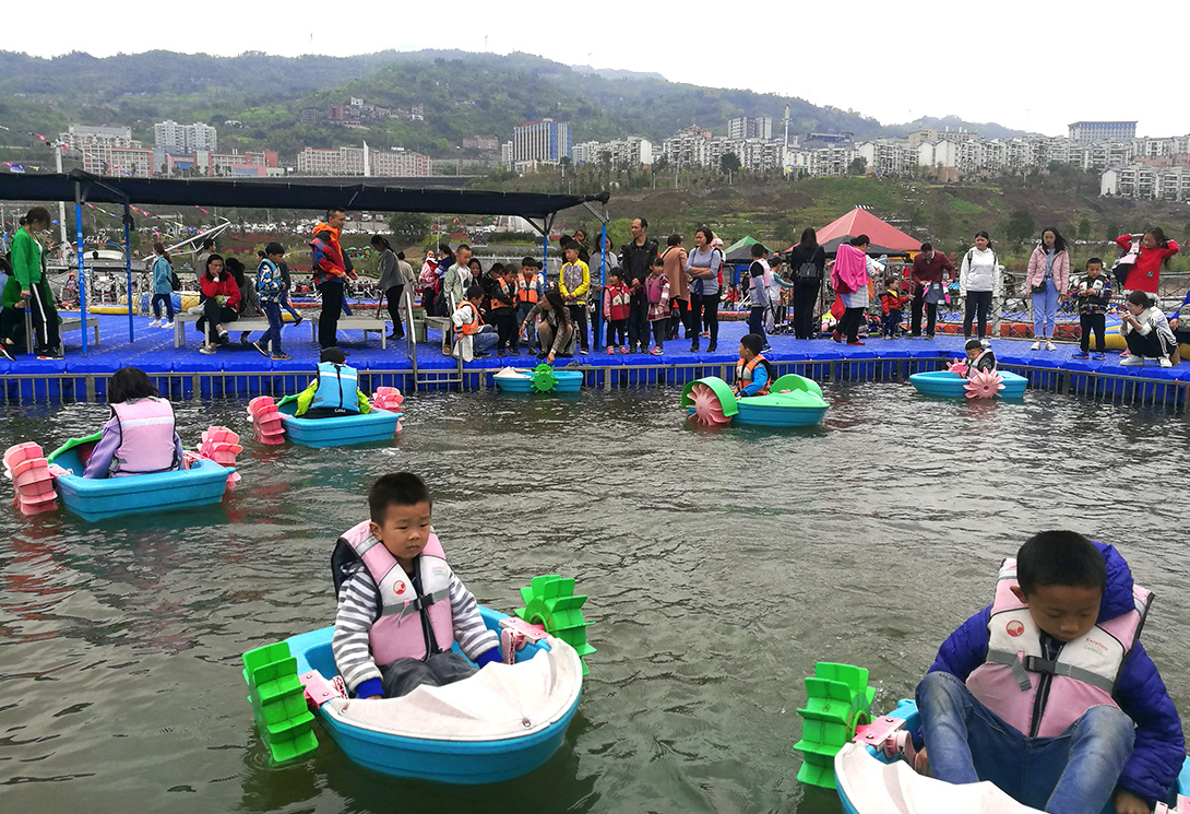 云南綏江縣金沙江水上漂浮大型綜合游樂園