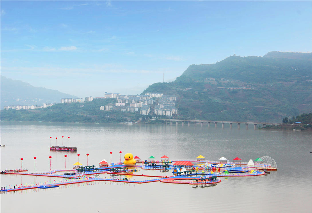 云南綏江縣金沙江水上漂浮大型綜合游樂園