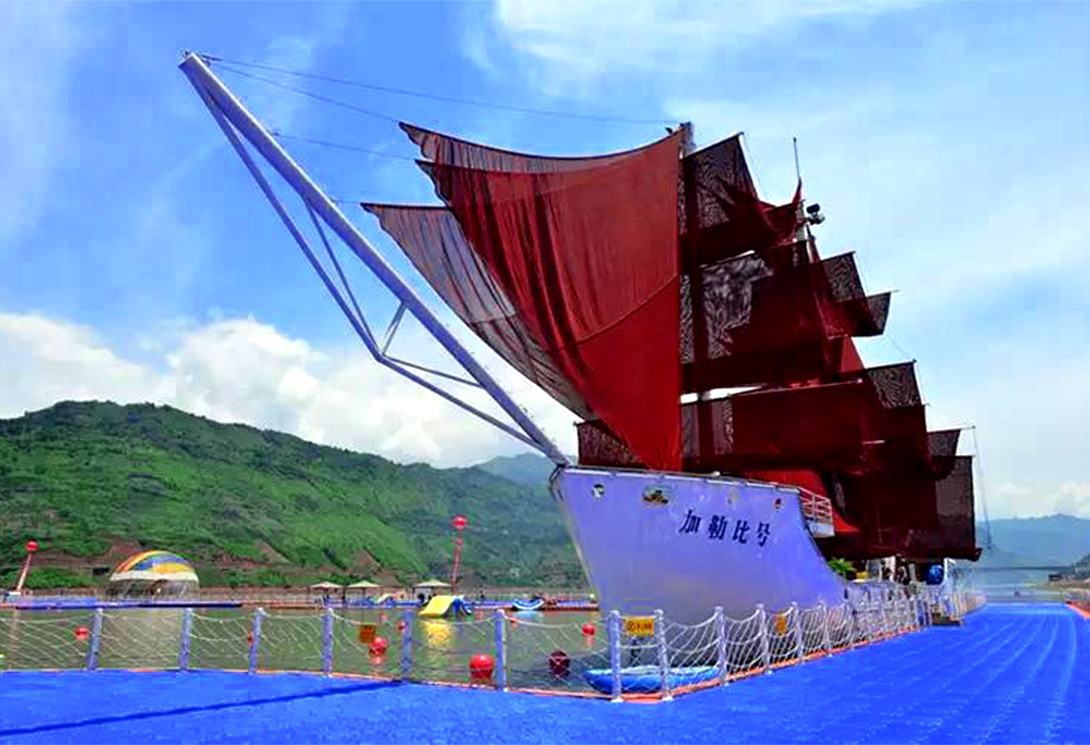 云南綏江縣金沙江水上漂浮大型綜合游樂園