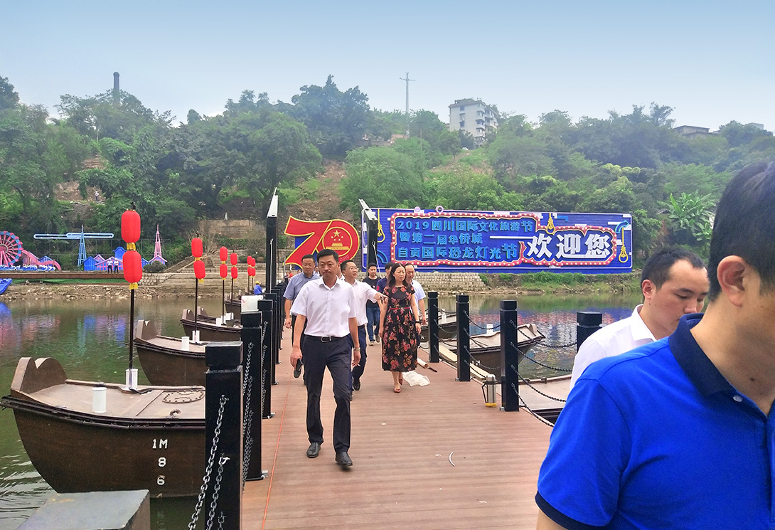 四川自貢市金溪河恐龍燈光節