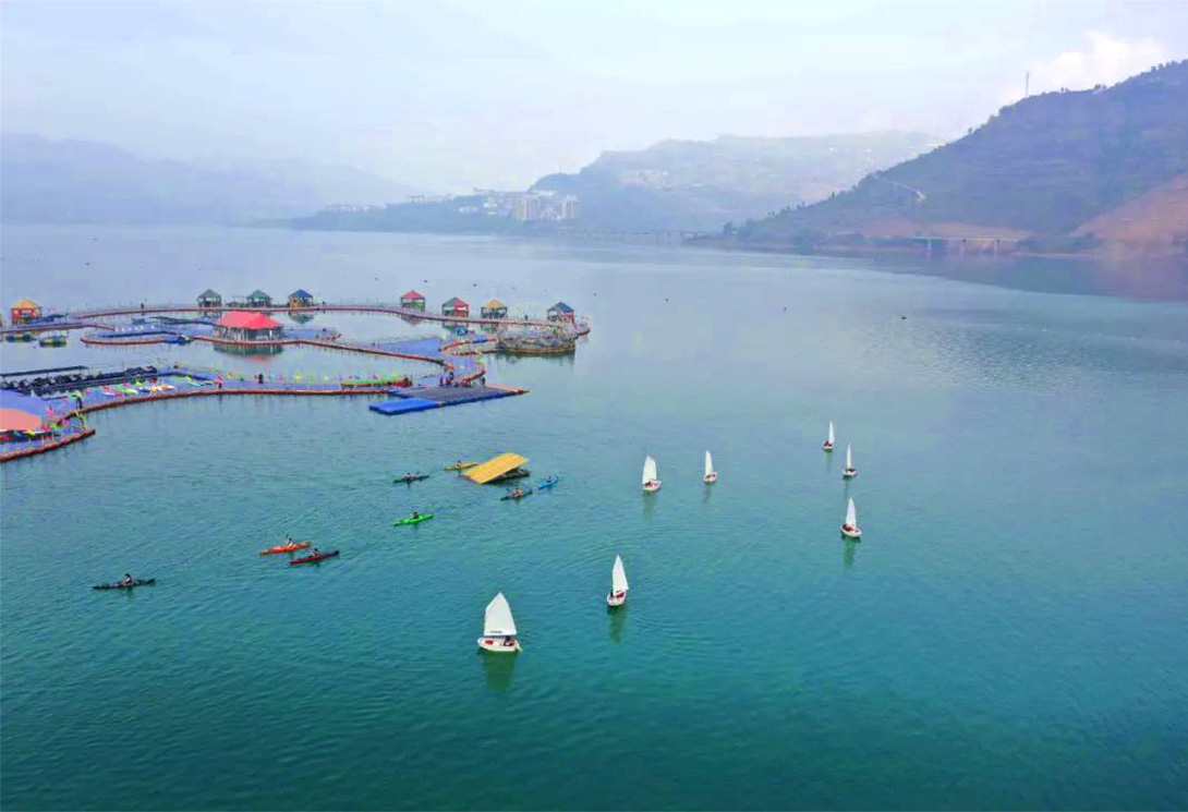 云南綏江縣金沙江水上漂浮大型綜合游樂園