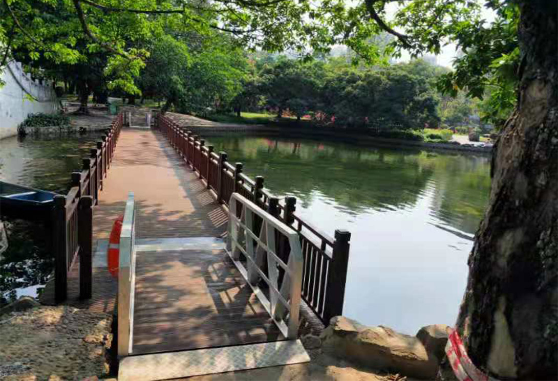 深圳荔枝公園水上浮橋