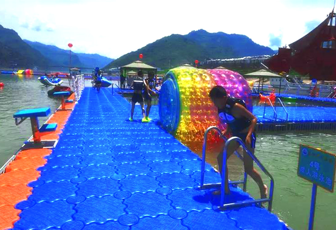 云南綏江縣金沙江水上漂浮大型綜合游樂園