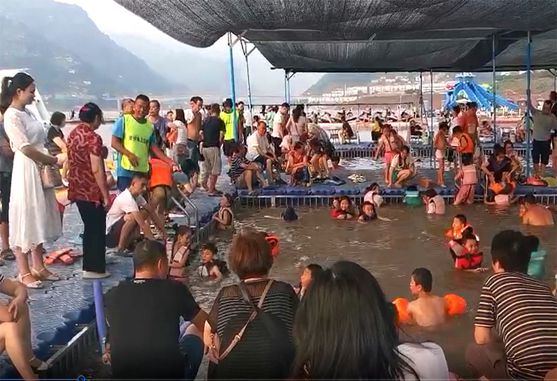 云南綏江縣金沙江水上漂浮大型綜合游樂園