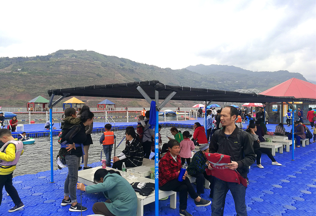 云南綏江縣金沙江水上漂浮大型綜合游樂園