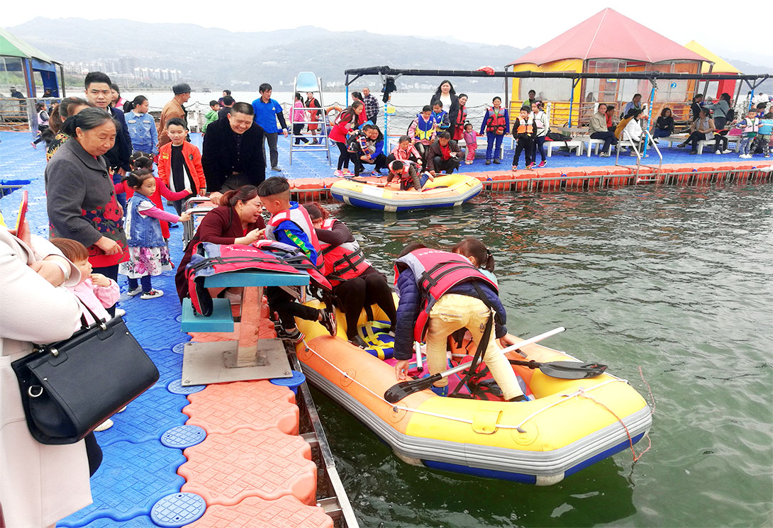 云南綏江縣金沙江水上漂浮大型綜合游樂園