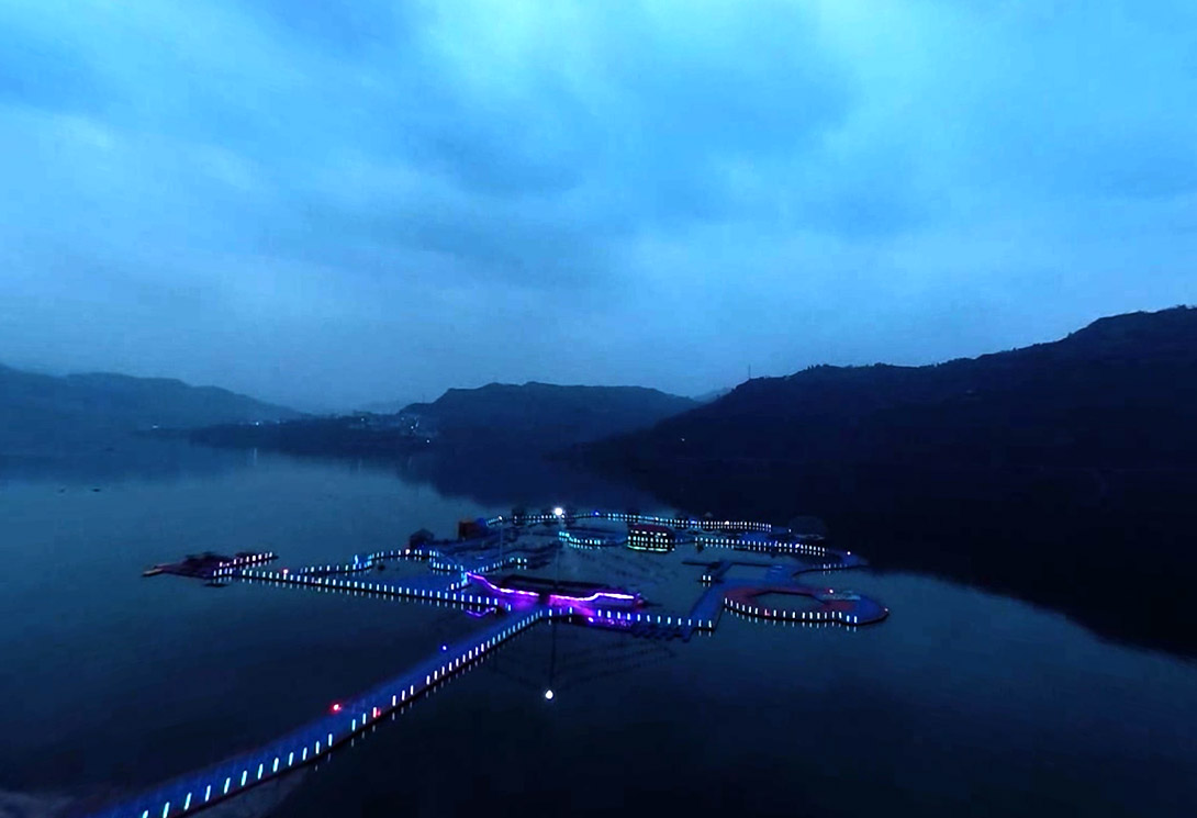 云南綏江縣金沙江水上漂浮大型綜合游樂園