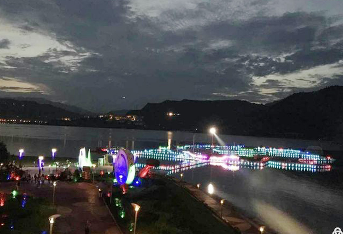 云南綏江縣金沙江水上漂浮大型綜合游樂園