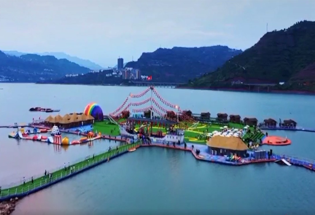 云南綏江縣金沙江水上漂浮大型綜合游樂園