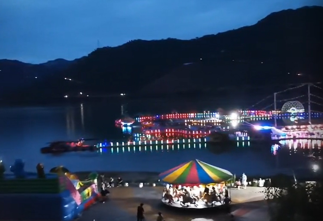 云南綏江縣金沙江水上漂浮大型綜合游樂園