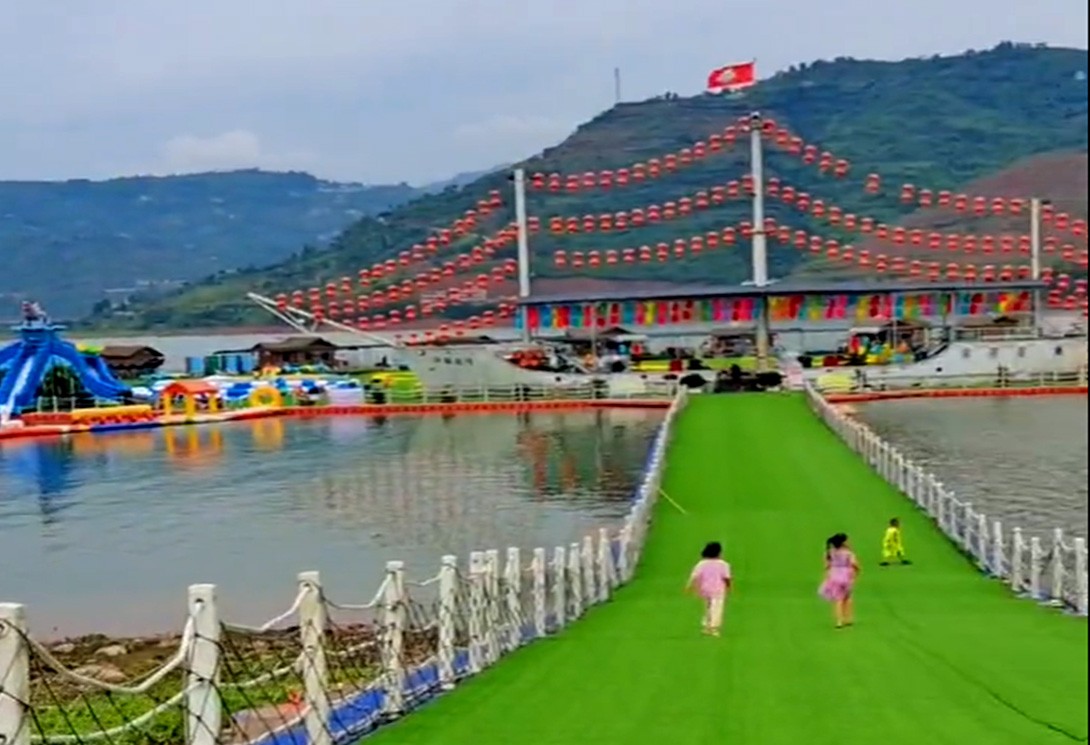 云南綏江縣金沙江水上漂浮大型綜合游樂園