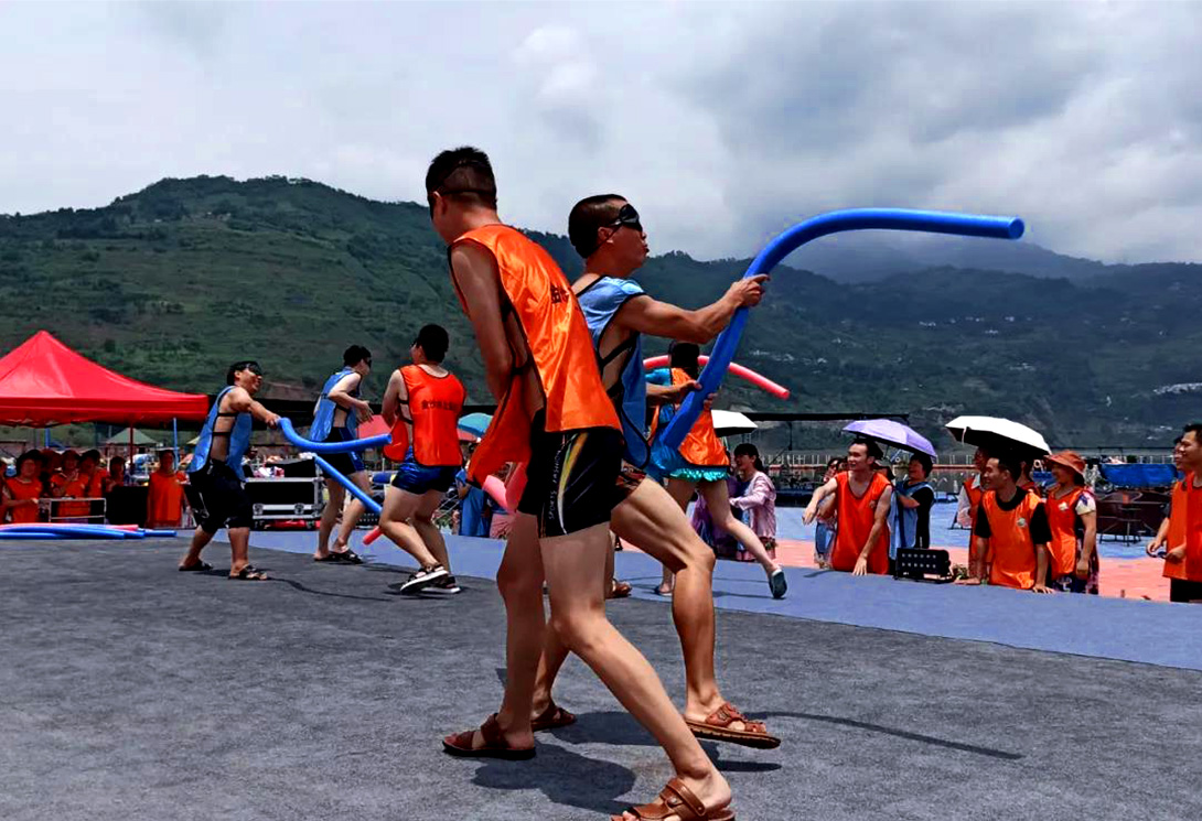 云南綏江縣金沙江水上漂浮大型綜合游樂園