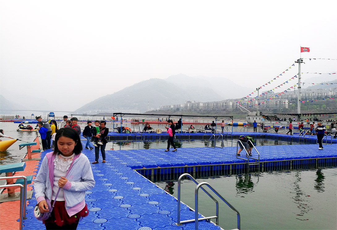 云南綏江縣金沙江水上漂浮大型綜合游樂園