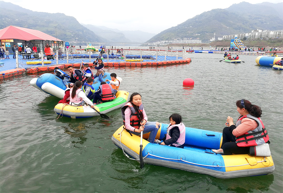 云南綏江縣金沙江水上漂浮大型綜合游樂園