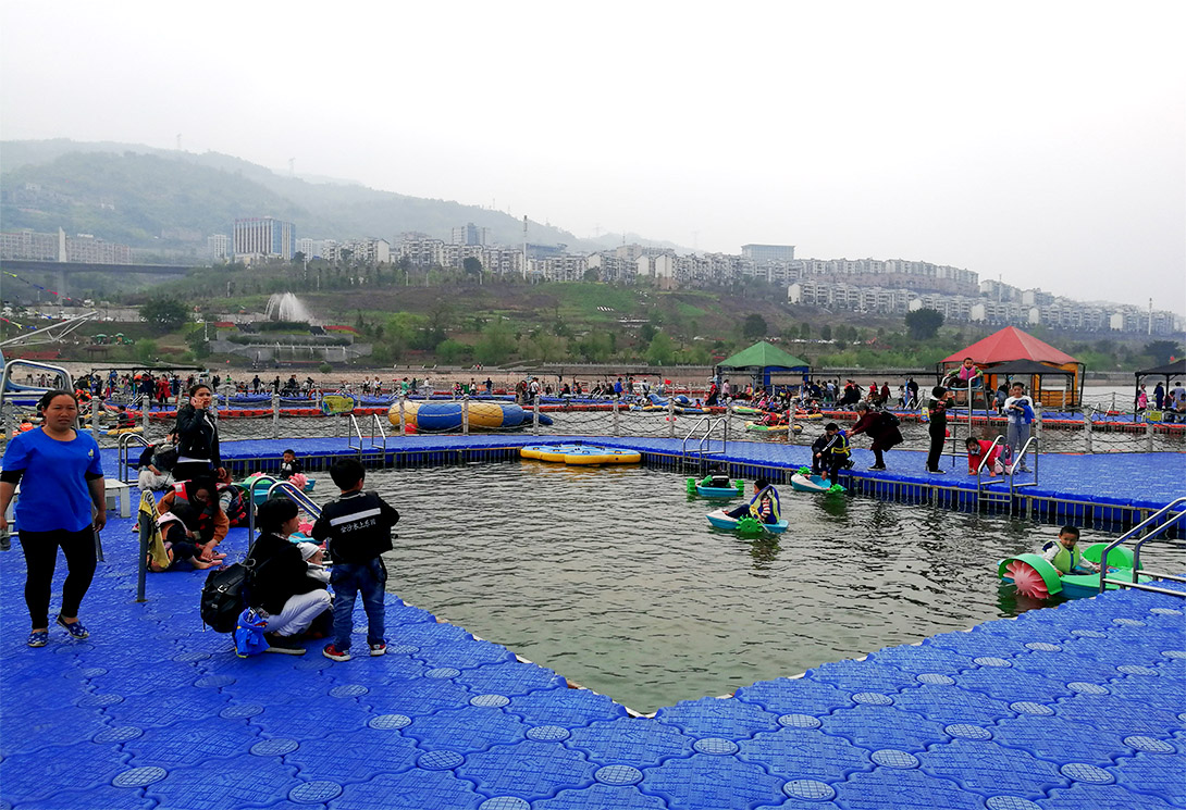 云南綏江縣金沙江水上漂浮大型綜合游樂園