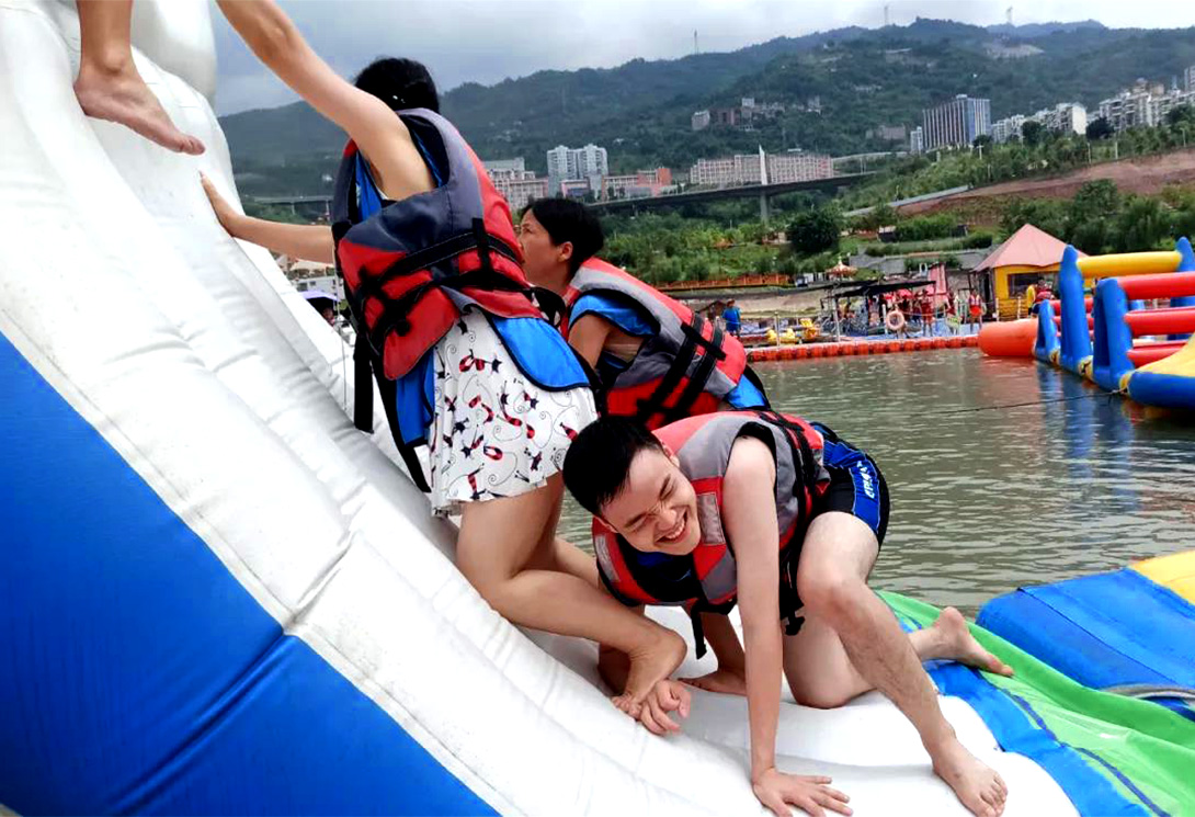 云南綏江縣金沙江水上漂浮大型綜合游樂園