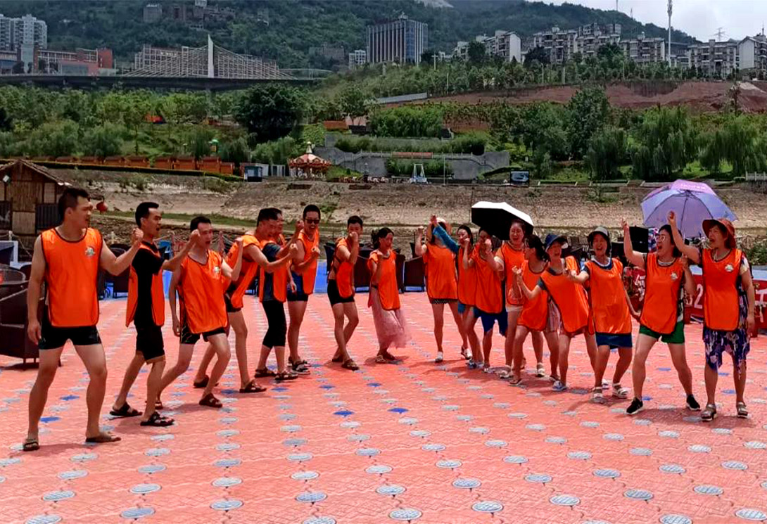 云南綏江縣金沙江水上漂浮大型綜合游樂園
