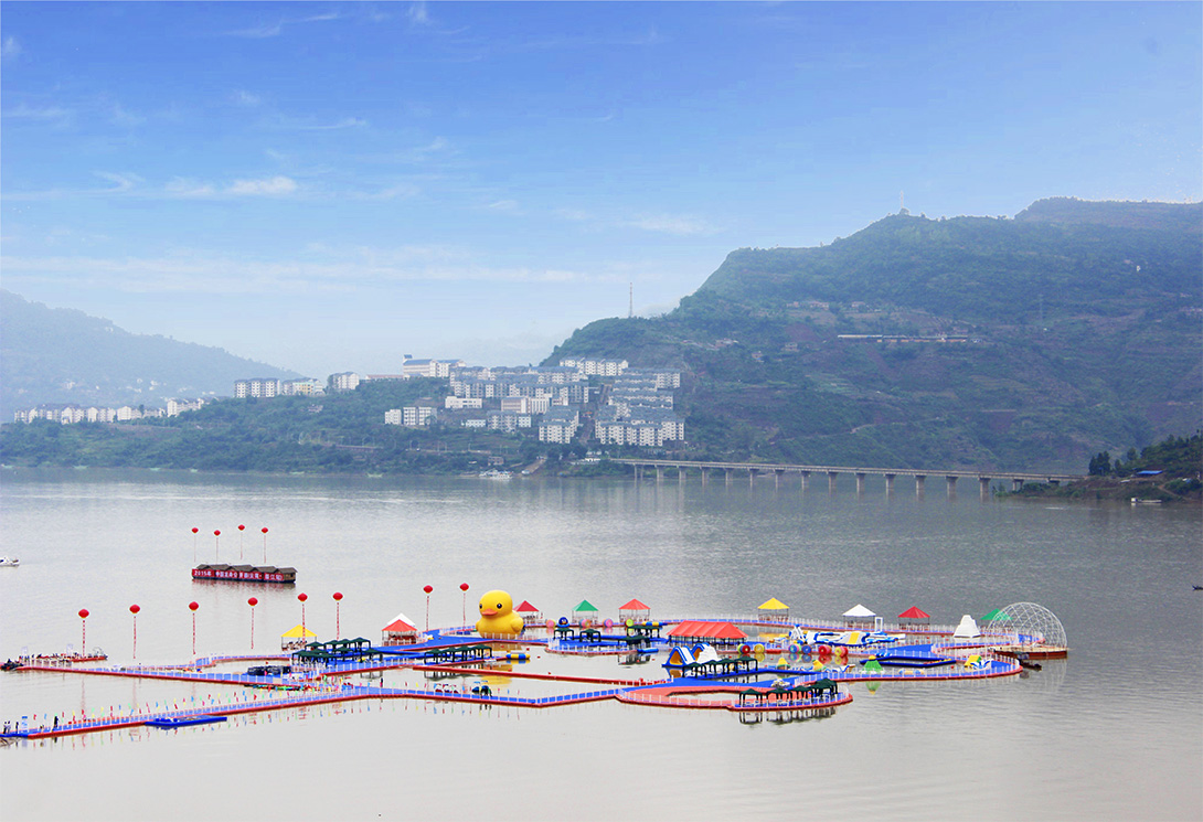 云南綏江縣金沙江水上漂浮大型綜合游樂園