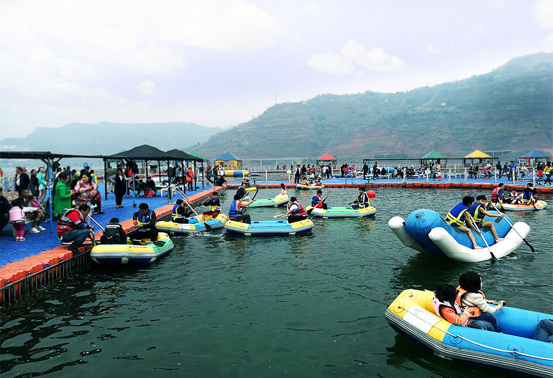 云南綏江縣金沙江水上漂浮大型綜合游樂園