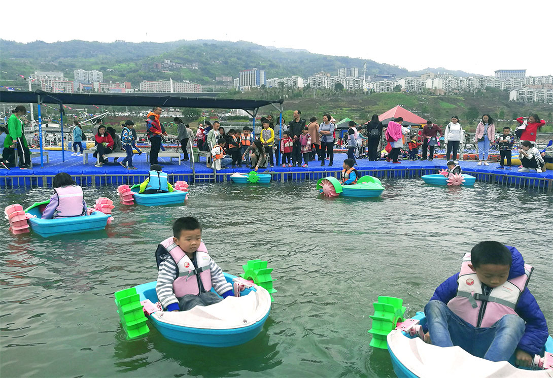 云南綏江縣金沙江水上漂浮大型綜合游樂園