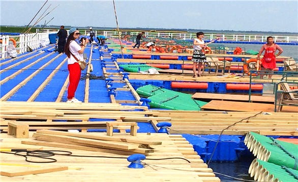 吉林查干湖水上浮橋施工現場