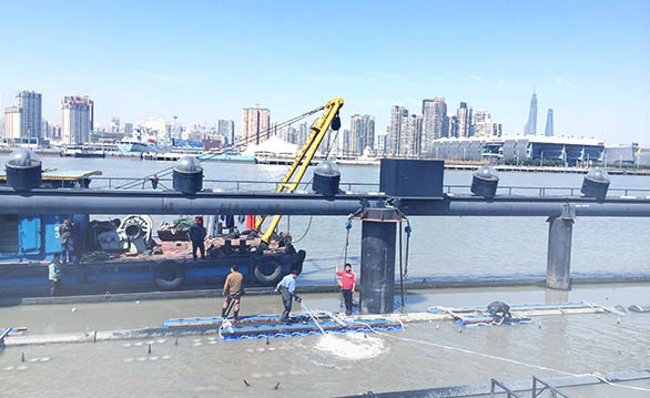 上海世博園超大型水上浮動噴泉浮動平臺施工現場