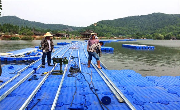 浙江湘湖水上浮橋施工現場