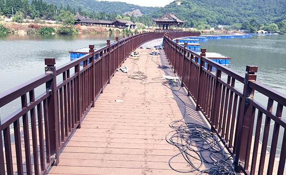 杭州湘湖風景區高檔浮橋施工現場