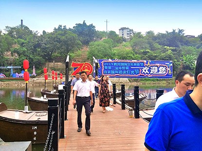 四川自貢市金溪河恐龍燈光節(jié)大型鋼結(jié)構(gòu)浮船式浮橋