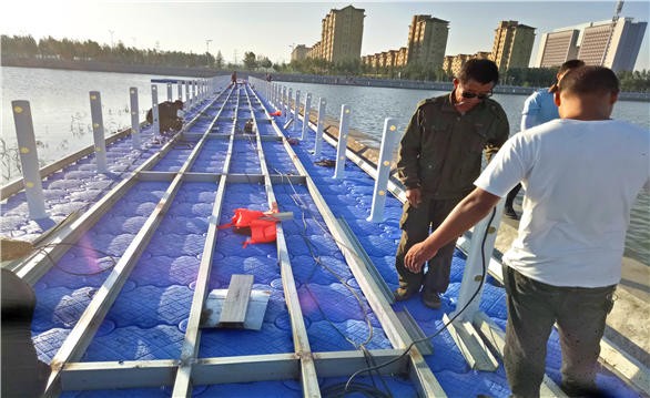 內蒙古霍林河水上浮橋施工現場