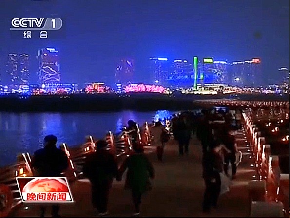 春節當天央視 CCTV1和鳳凰新聞報道鋼結構觀光浮橋——南充“印象嘉陵江”大型觀光浮橋驚艷亮相