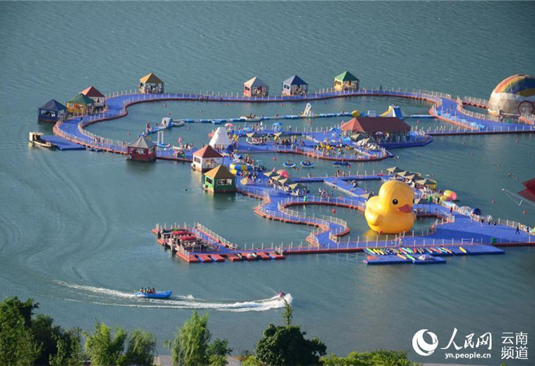 云南綏江縣金沙江水上漂浮大型綜合游樂園